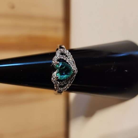 Jewelry - ❤️  GREEN HEART RING